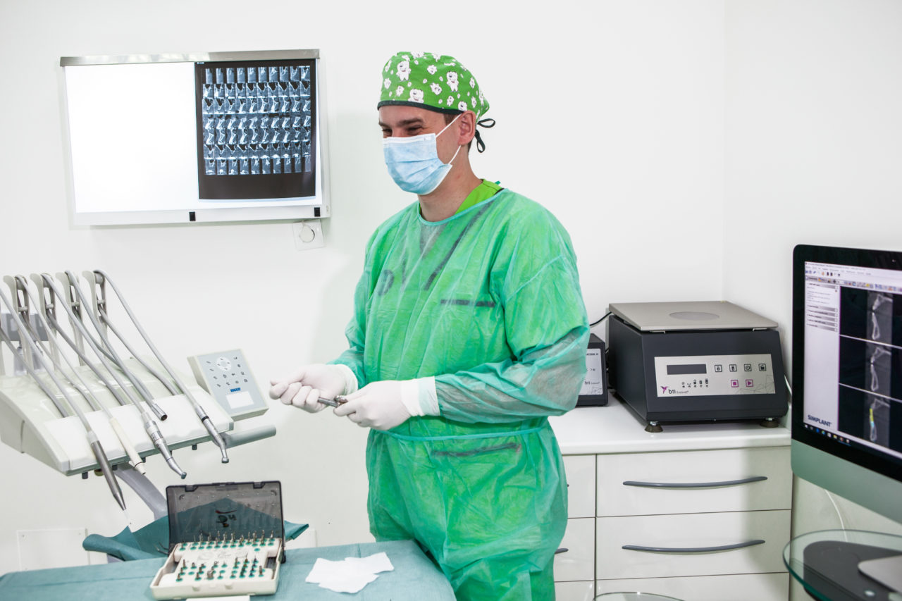 El Dr. Manuel Hernández es el encarago de realizar los casos de cirugía e implantes