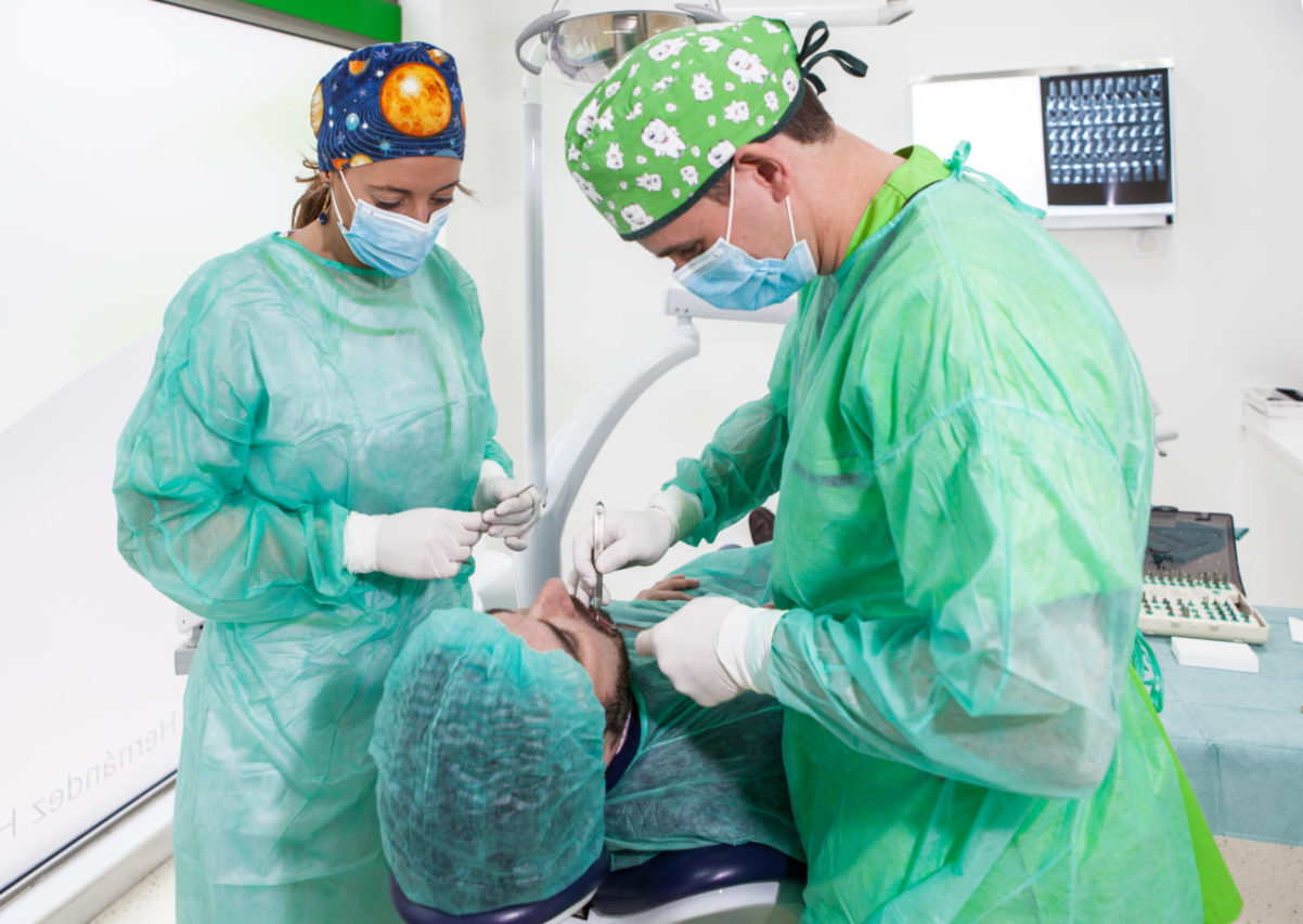 Sesión de cirugía con paciente que utiliza implantes tradicionales