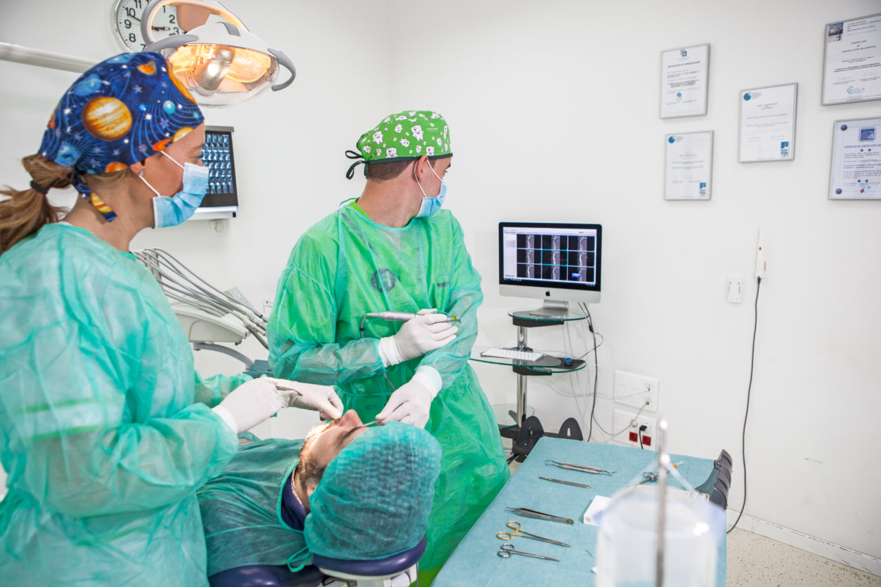 Proceso de cirugía con implantes de alta calidad